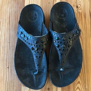 FitFlop “Biker Chic” leather thong sandals / size 8 / black and bronze.